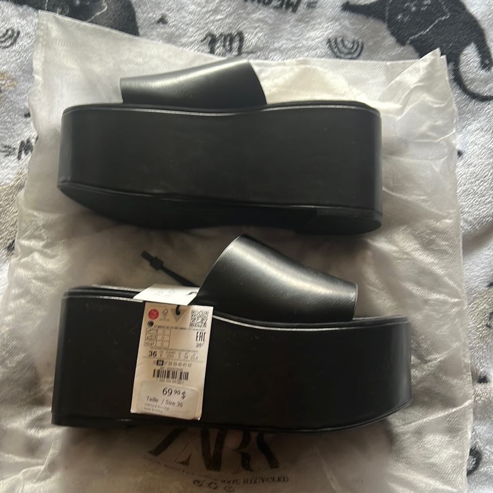 BRAND NEW platform women’s shoe size 6